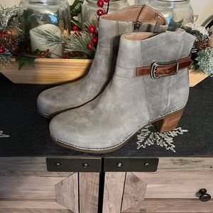 🌟Brand New, Never worn🌟 Beautiful gray leather boots with brown buckle accent.